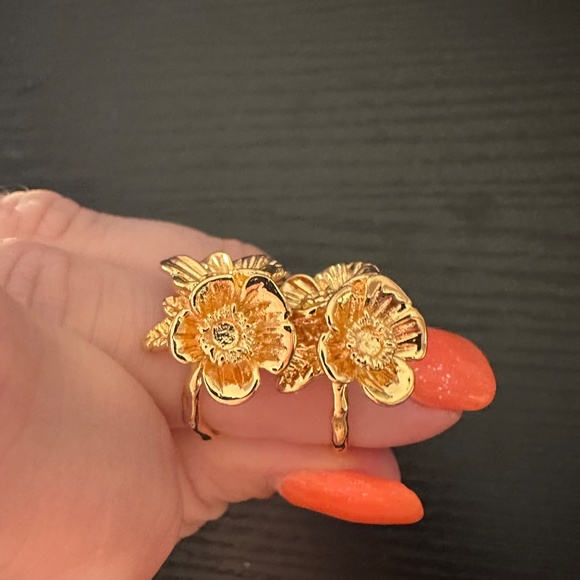 Gold slightly twisted hoops with gold flowers - Picture 5 of 5